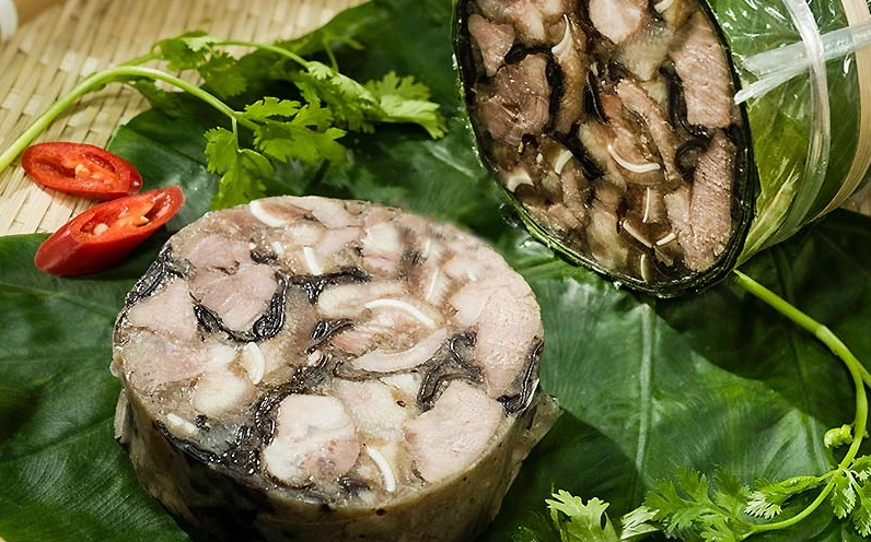 Nguyên liệu thịt tai heo mộc nhĩ đã được thái mỏng chuẩn bị xào
