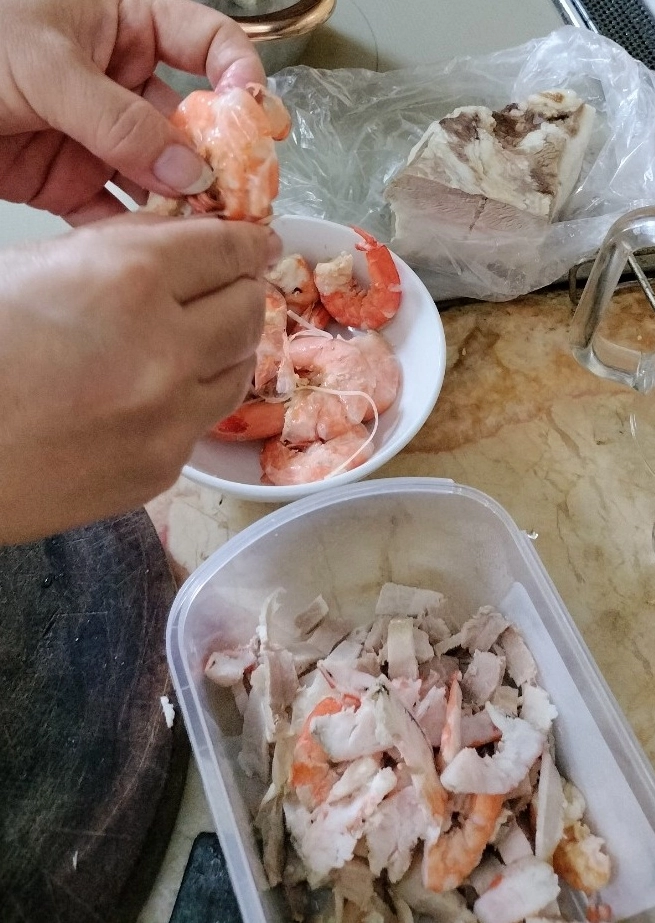 Nguyên liệu tôm tươi cuộn bưởi được trình bày sẵn sàng trên đĩa