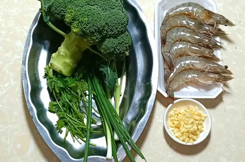Nguyên liệu tươi ngon để làm món súp lơ xanh xào tôm