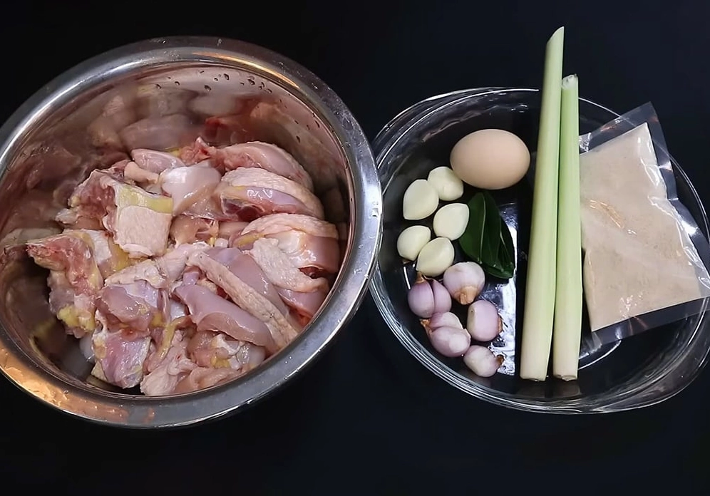 Nguyên liệu và dụng cụ cần chuẩn bị làm gà rang muối