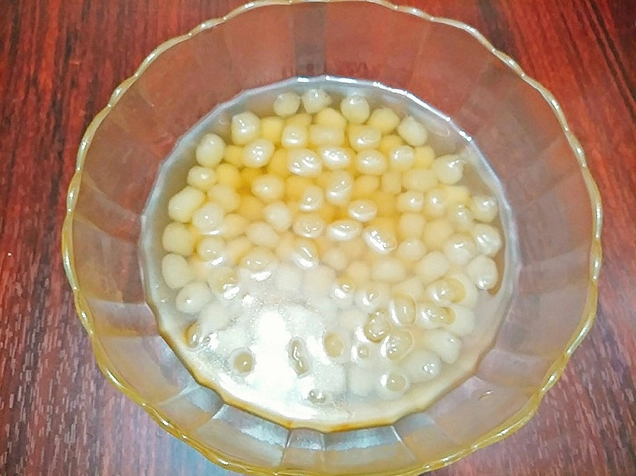 Nhỏ từng giọt rau câu vào tô nước đá tạo hình trân châu trắng