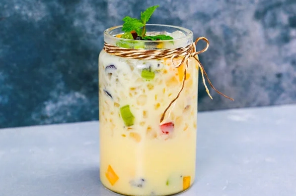 Những chai sữa chua uống hoa quả nhiều màu sắc bắt mắt