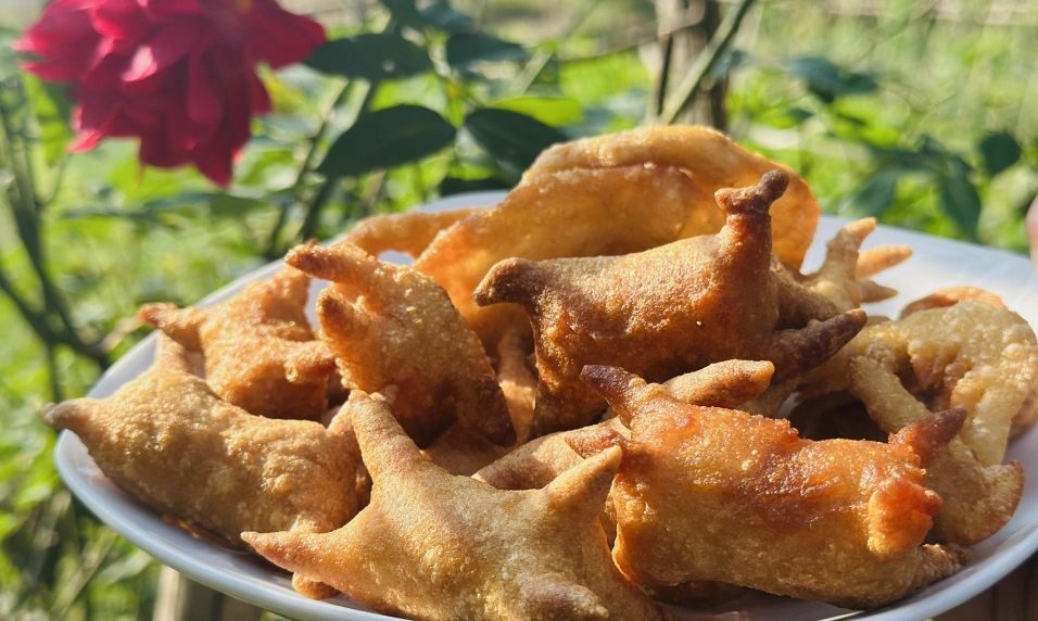 Những chiếc bánh nhỏ gợi nhớ những món ngon tuổi thơ như chiếc nem rán mẹ làm