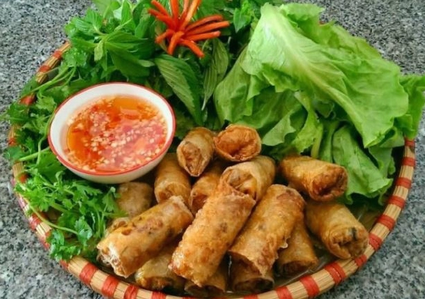 Những chiếc nem được cuốn đều tay chuẩn bị mang đi chiên