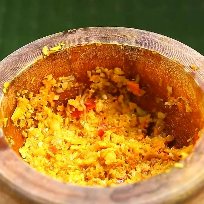 Những con ếch nhồi thịt đang được nướng vàng ruộm trên vỉ than hoa