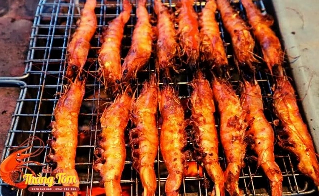 Những con tôm đang được nướng trên vỉ than hồng rực rỡ