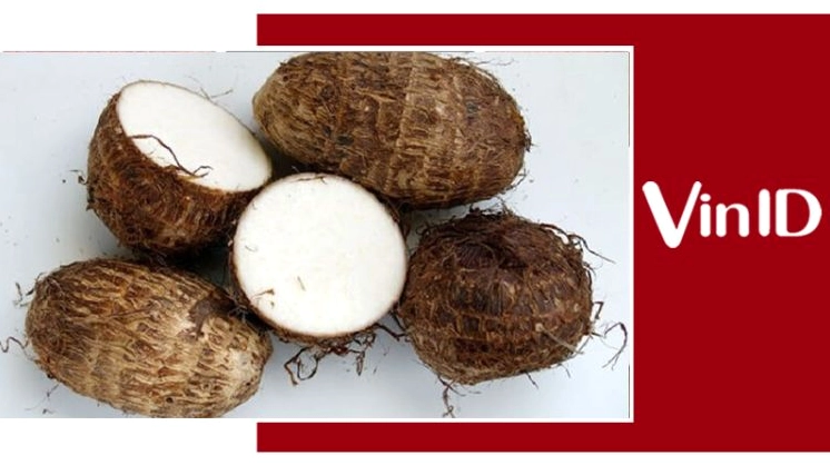 Những củ khoai sọ tươi ngon chưa gọt vỏ được đặt trong rổ tre