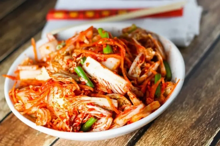 Những hũ kim chi cải thảo được xếp ngay ngắn đẹp mắt