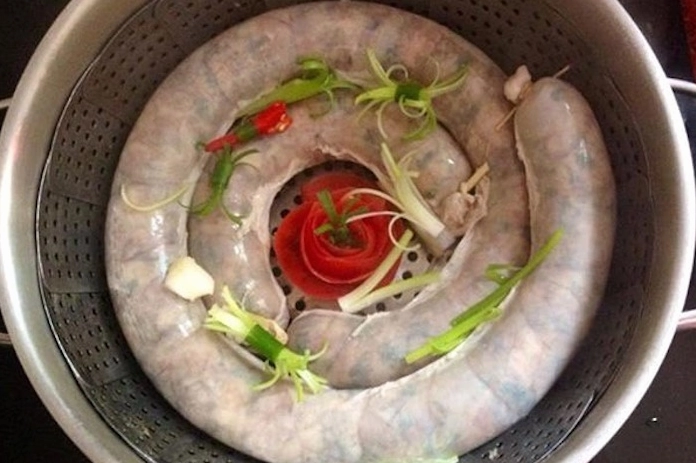 Những khúc dồi heo sau khi hấp sẽ săn lại và chín mềm sẵn sàng đem nướng