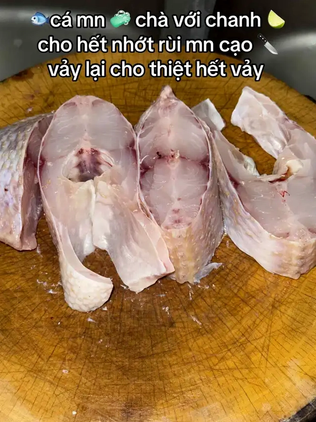 Những lát cá điêu hồng tươi sống đã được làm sạch trên thớt gỗ