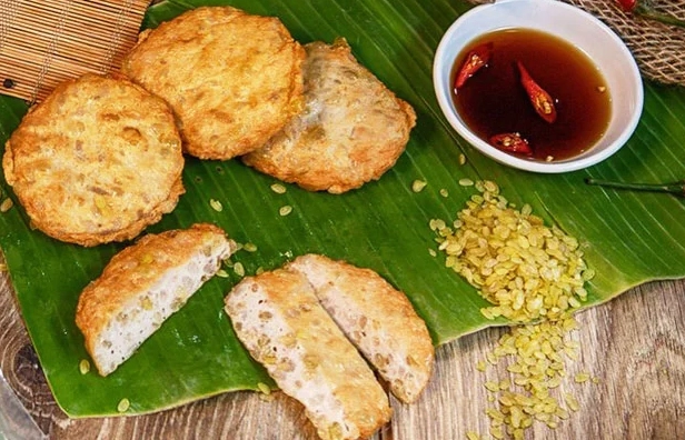 Những miếng chả cốm chiên vàng ươm tỏa hương thơm nức mũi