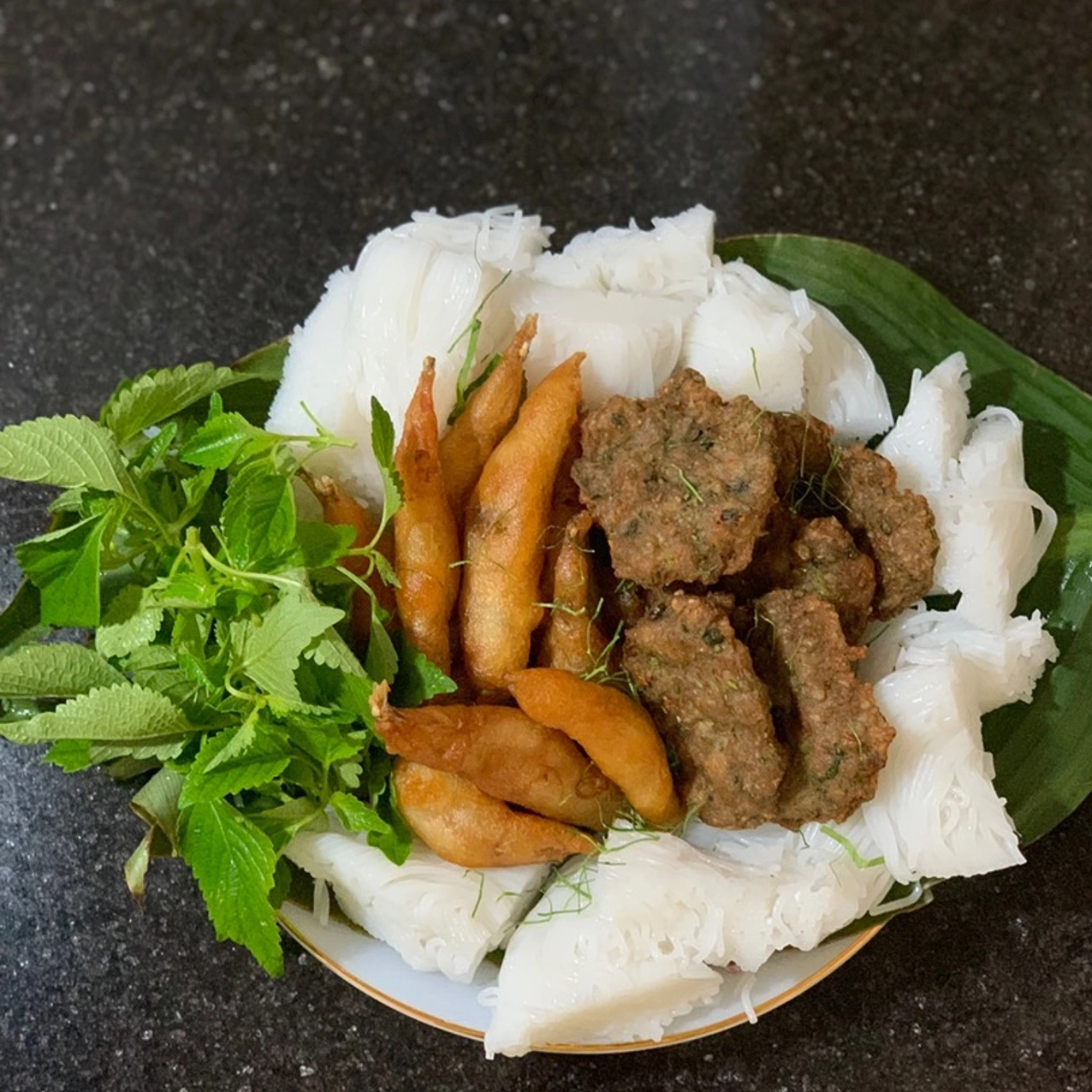 Những miếng chả nhái chiên vàng giòn rụm trên đĩa
