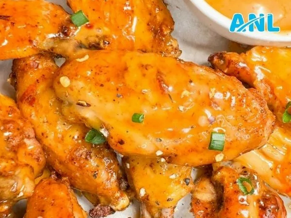 Những miếng gà rán giòn rụm được phủ một lớp sốt phô mai cay bóng bẩy