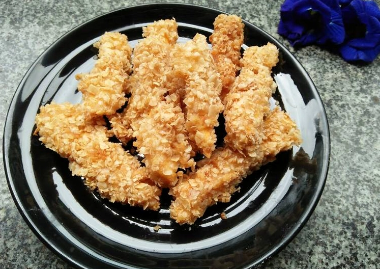 Những miếng khoai lang chiên vàng ươm đang được vớt ra khỏi chảo dầu