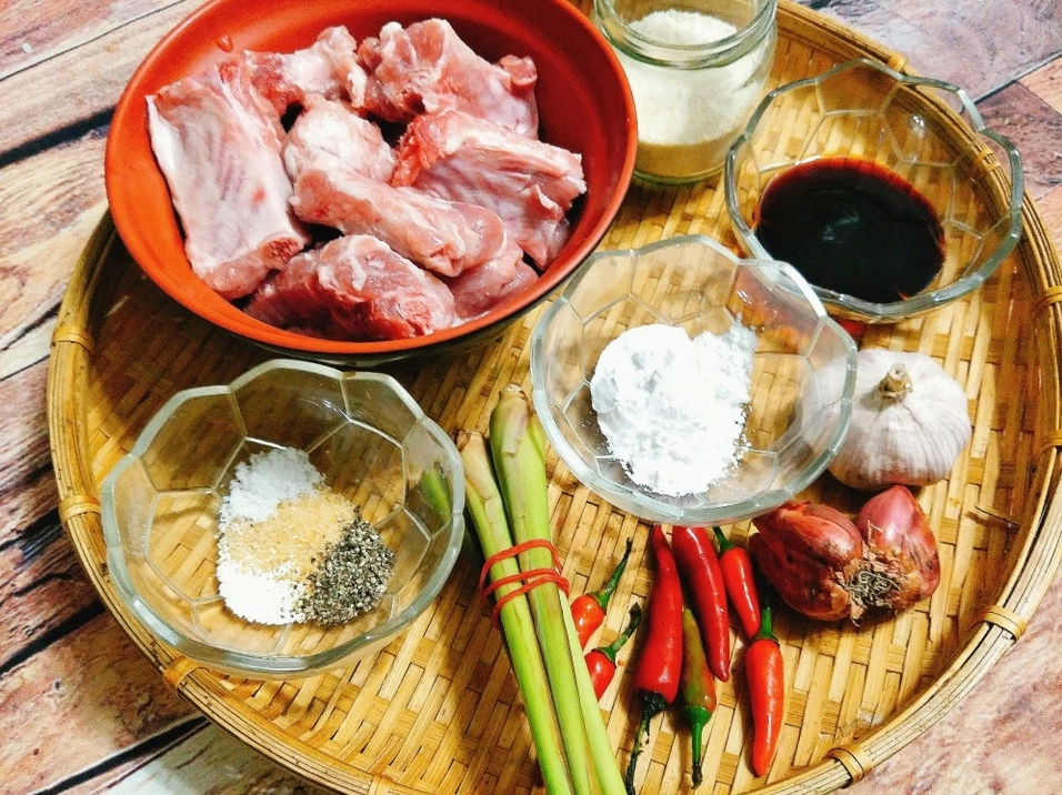 Những miếng sườn được tẩm bột mỏng chuẩn bị đem đi chiên giòn