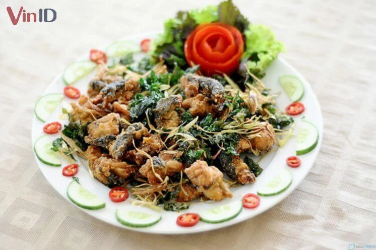 Những miếng thịt ếch đang được chiên ngập dầu tỏa mùi thơm lừng giòn rụm