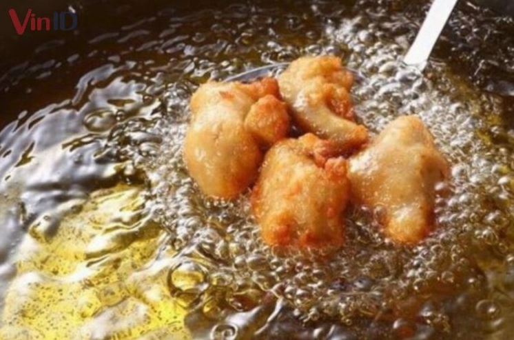Những miếng thịt gà được áo qua lớp bột bắp mỏng rồi chiên vàng rộm