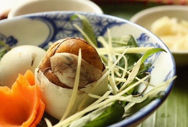 Những quả trứng vịt lộn đang được ấp nở