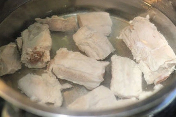 Ninh sườn trong nồi để lấy phần nước dùng ngọt thanh nấu cháo
