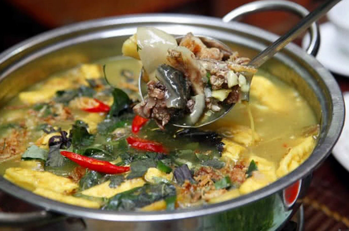 Nồi ba ba om chuối đậu đang sôi sùng sục trên bếp