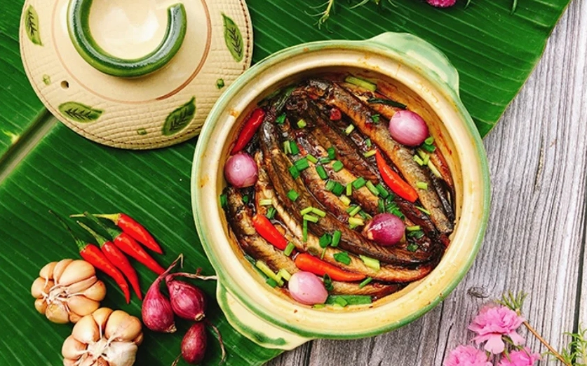 Nồi cá kèo kho tộ màu cánh gián vô cùng hấp dẫn tỏa mùi thơm phức