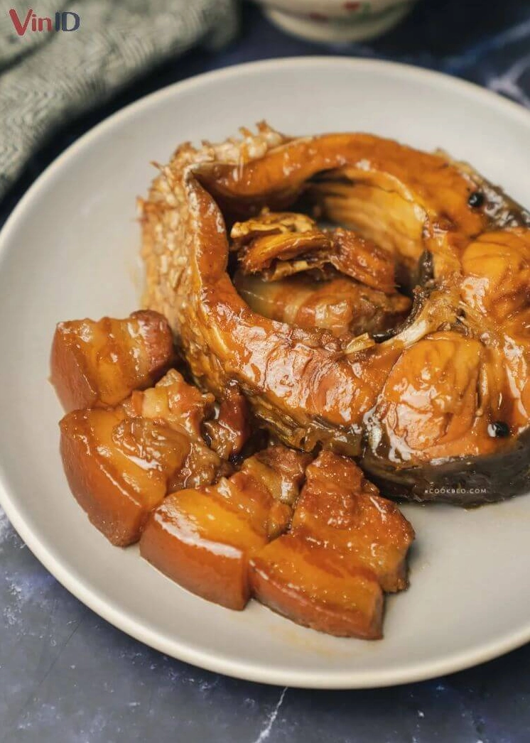 Nồi cá trắm kho riềng với thịt ba chỉ đang sôi liu riu tỏa mùi thơm nức mũi