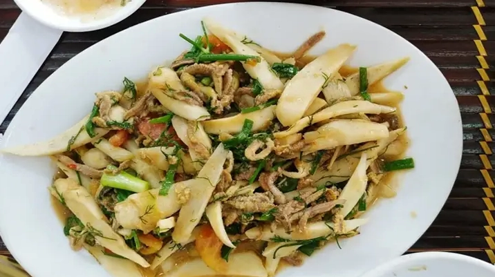 Nồi canh củ niễng đang sôi sùng sục trên bếp