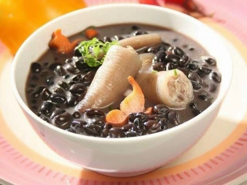 Nồi cật lợn hầm đỗ đen đang sôi trên bếp