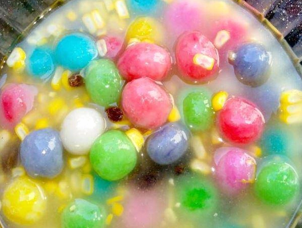Nồi chè ngô đang được khuấy đều tay trên bếp