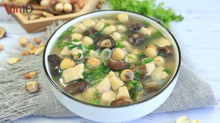 Nồi gà hầm hạt sen đang sôi sùng sục tỏa mùi thơm phức