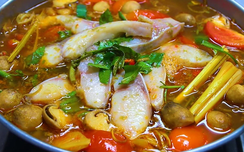Nồi lẩu cá bớp chua cay đậm đà màu sắc bắt mắt vô cùng hấp dẫn