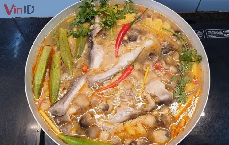 Nồi lẩu cá lăng thập cẩm chua cay vô cùng bắt mắt