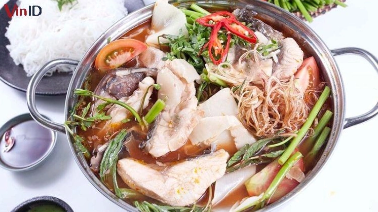 Nồi lẩu cá mú măng chua với màu sắc vàng ươm bắt mắt