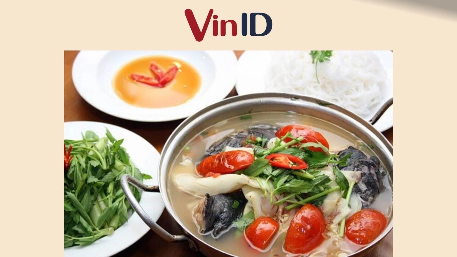 Nồi lẩu cá mú sôi sùng sục vô cùng hấp dẫn