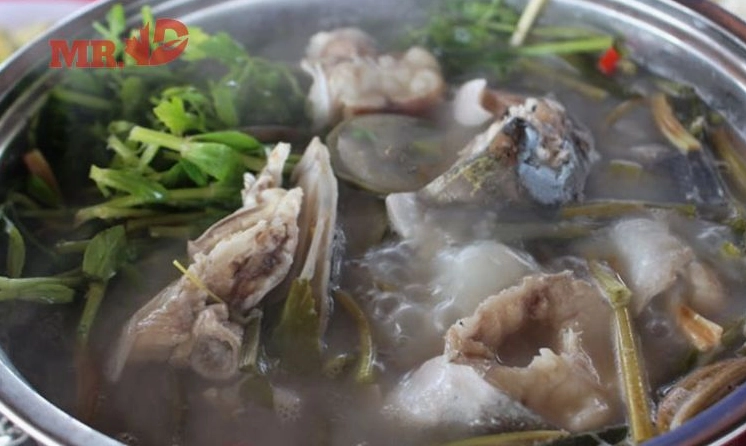 Nồi lẩu cá tầm nấu mẻ sôi sùng sục vô cùng hấp dẫn