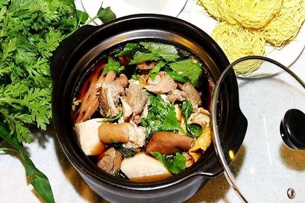 Nồi lẩu dê thuốc bắc sôi sùng sục vô cùng hấp dẫn