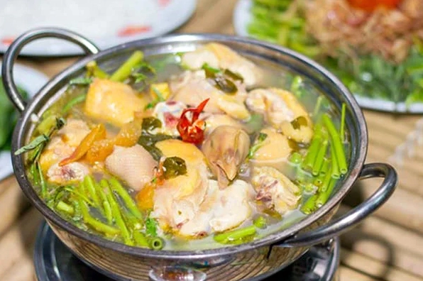 Nồi lẩu gà bỗng rượu chua thơm đang bốc khói nghi ngút vô cùng hấp dẫn