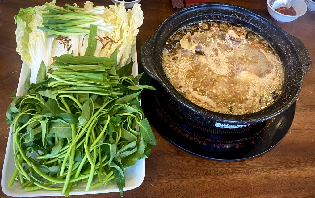 Nồi lẩu gà màu vàng ươm của nấm và hương thơm của bỗng rượu bốc lên ngào ngạt