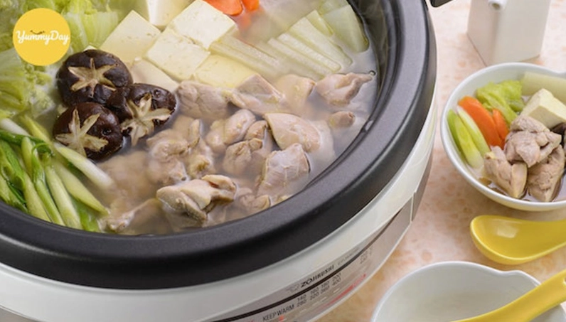 Nồi lẩu gà nấu nấm sôi sùng sục đầy hấp dẫn với khói tỏa nghi ngút