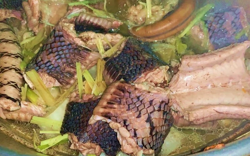 Nồi lẩu rắn hầm sả thơm lừng chuẩn vị miền Tây với màu sắc bắt mắt