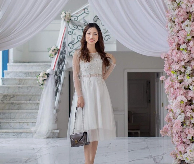 Nồi lẩu tôm bầu nóng hổi hấp dẫn với màu sắc bắt mắt