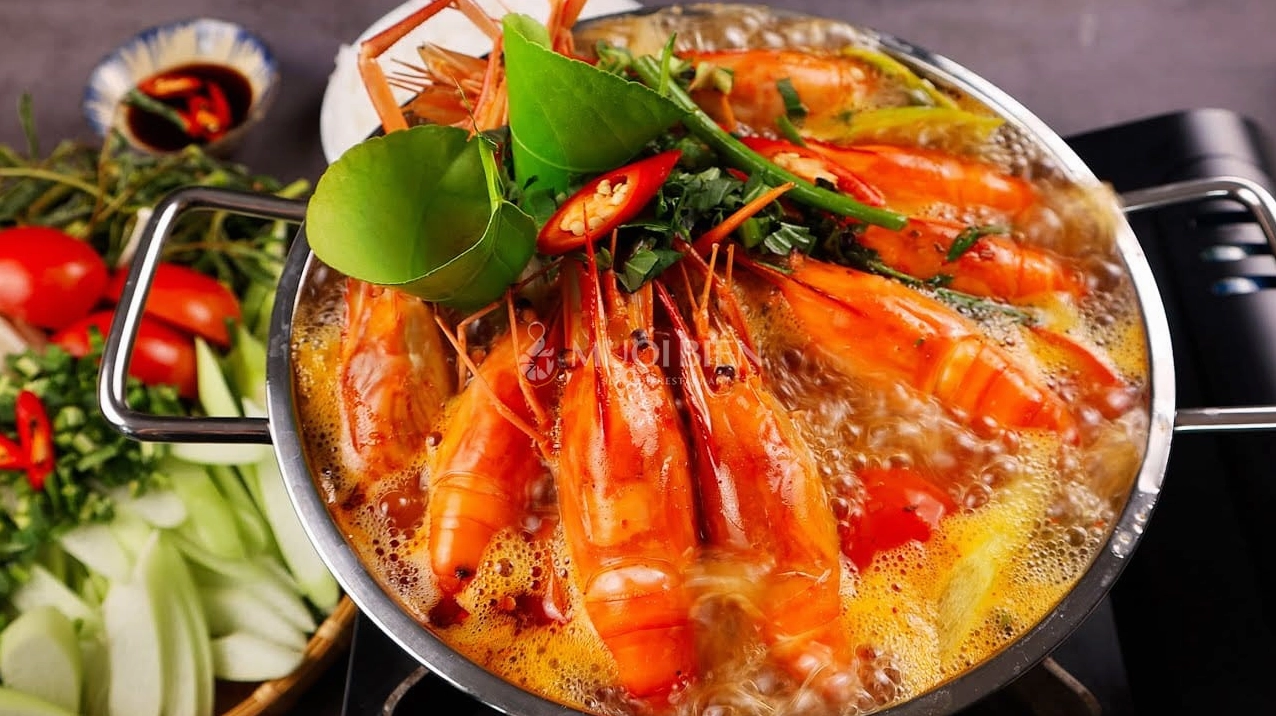 Nồi lẩu tôm càng xanh chua cay hấp dẫn với màu sắc bắt mắt