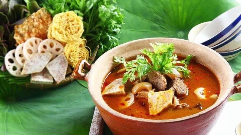 Nồi lẩu xương dê thơm ngon bốc khói nghi ngút hấp dẫn người ăn