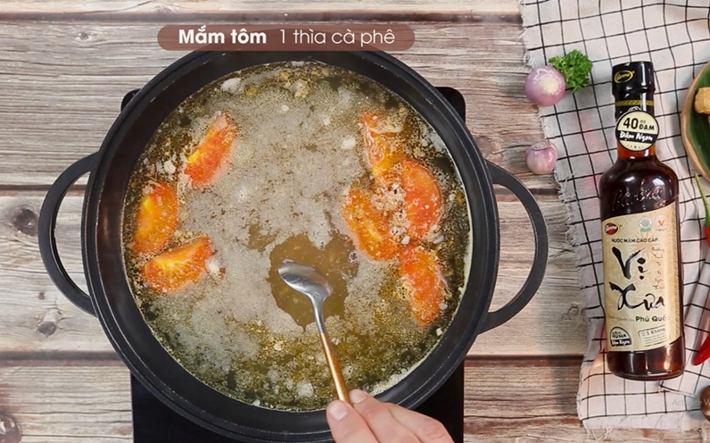 Nồi nước dùng lẩu riêu cua bốc khói nghi ngút