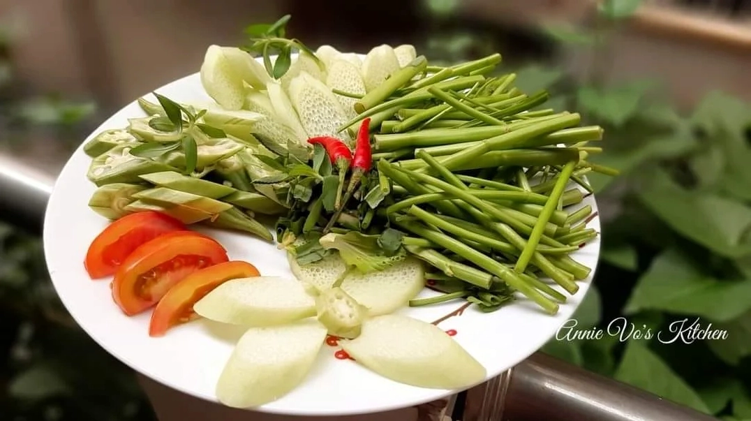 Nồi nước dùng lẩu sôi sùng sục với màu đỏ cam bắt mắt