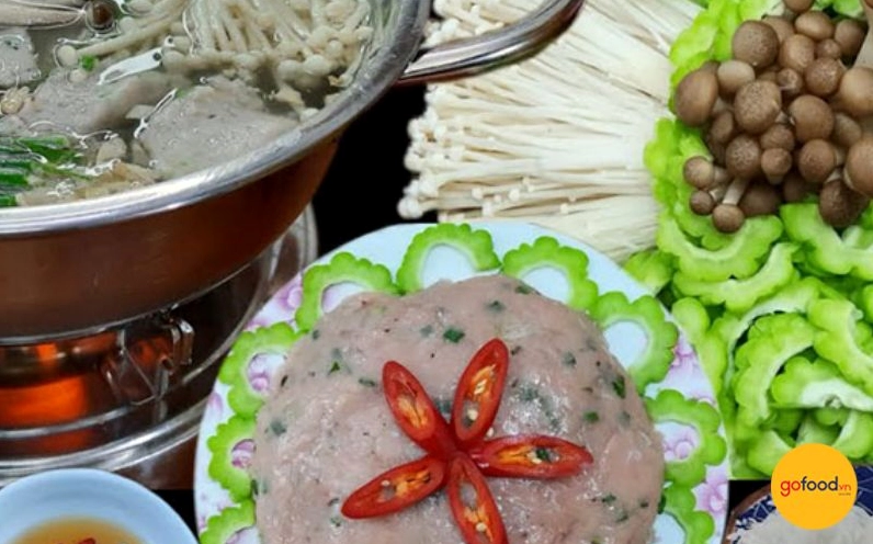 Nồi nước dùng sôi sùng sục cùng những viên chả cá thác lác nổi lên