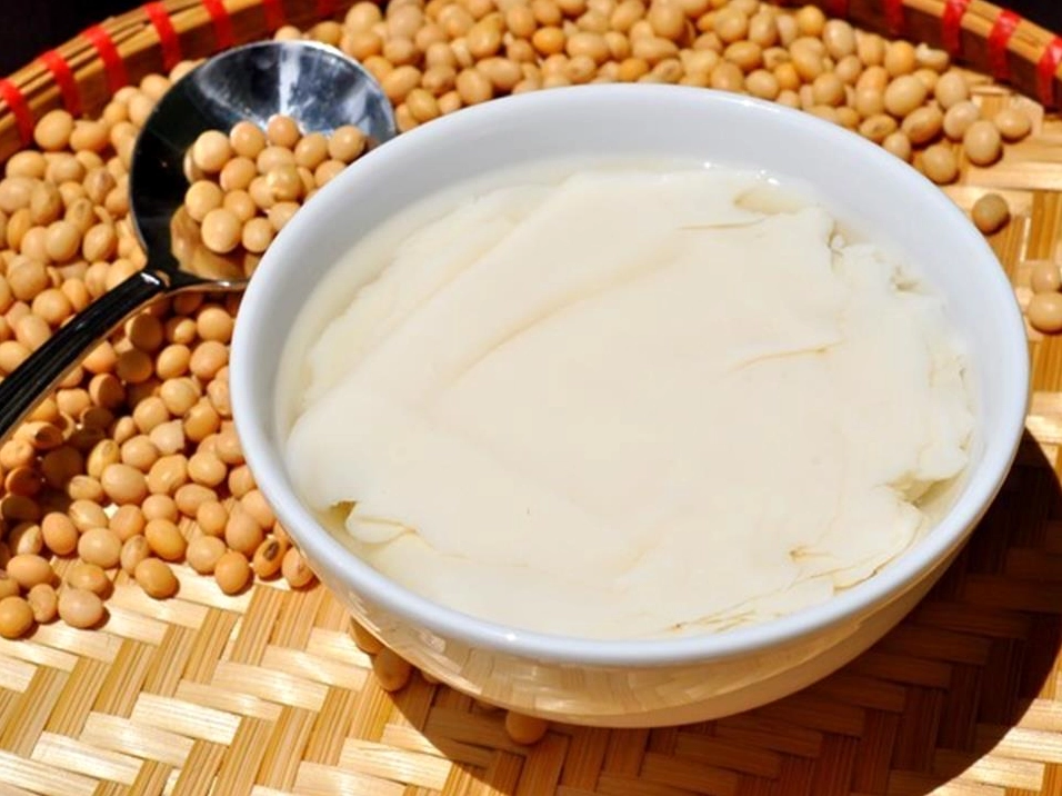 Nồi nước đường gừng thơm phức đang được đun trên bếp