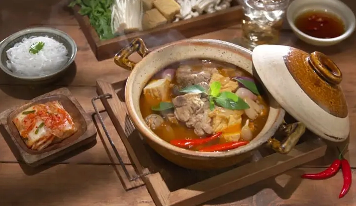 Nồi nước lẩu xương bò đang được hầm kỹ trên bếp