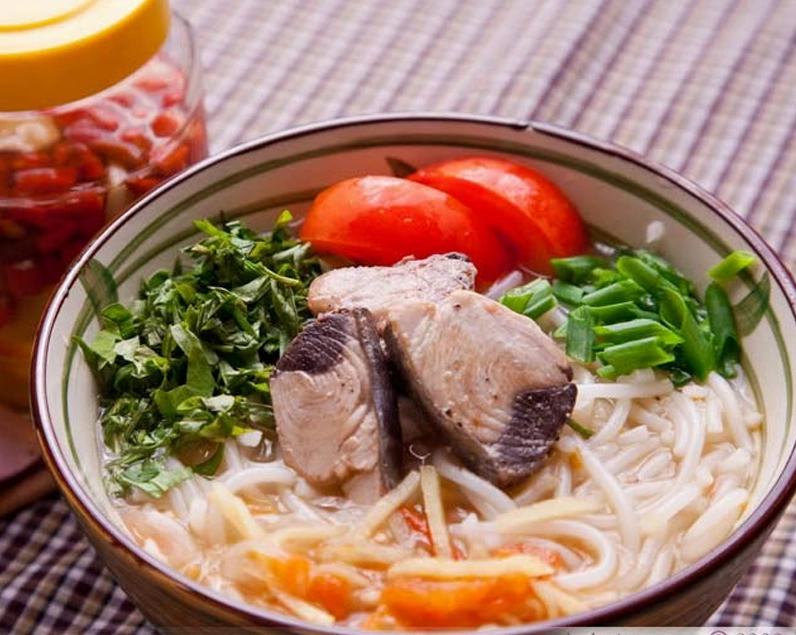 Nồi nước lèo bún cá ngừ đang sôi sùng sục trên bếp tỏa hương thơm lan tỏa