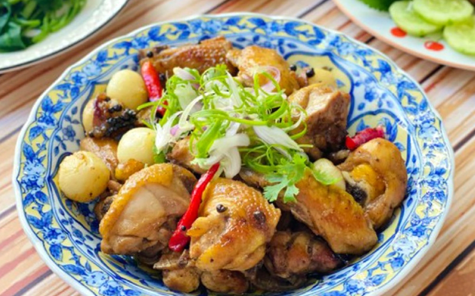 Nồi thịt gà kho tiêu đang sôi lăn tăn trên bếp